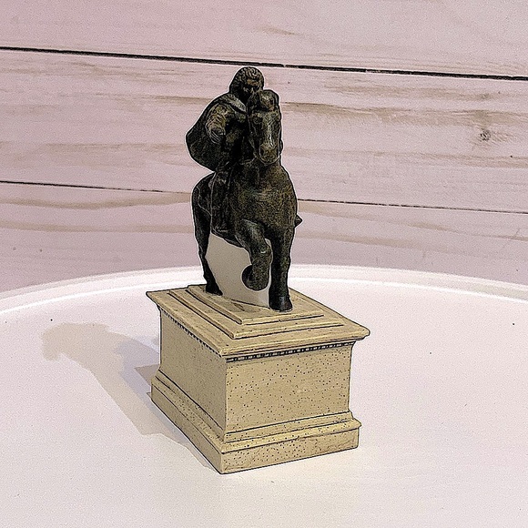 DEPARTMENT 56 - Village Monuments - Heritage Village - Picture 4 of 12